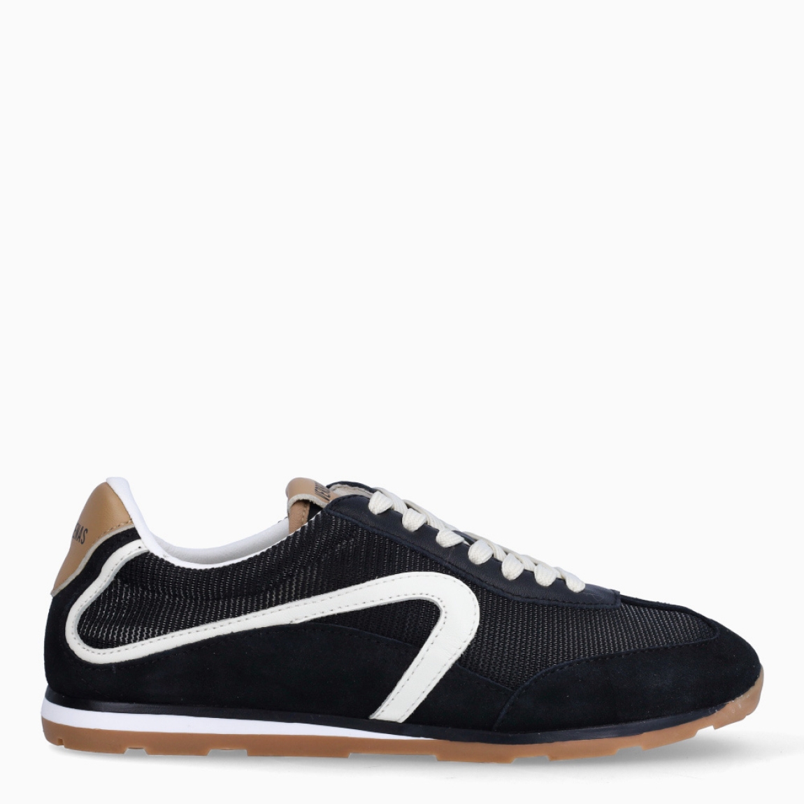 Deportivas de la marca Verbenas, modelo JAMAICA. Elaboradas en malla textil transpirable color negro, combinada con serraje. Cuentan con un forro interior acolchado, planta transpirable, flexible y confortable que absorve la pisada y suela tricolor. Estas deportivas Verbenas Jamaica revive el espíritu del running vintage con una silueta estilizada y de perfil bajo. Cierre con cordones y suela plana. Estas deportivas Verbenas JAMAICA son un complemento perfecto para disfrutar de la comodidad y un estilo de combinación retro-contemporáneo.