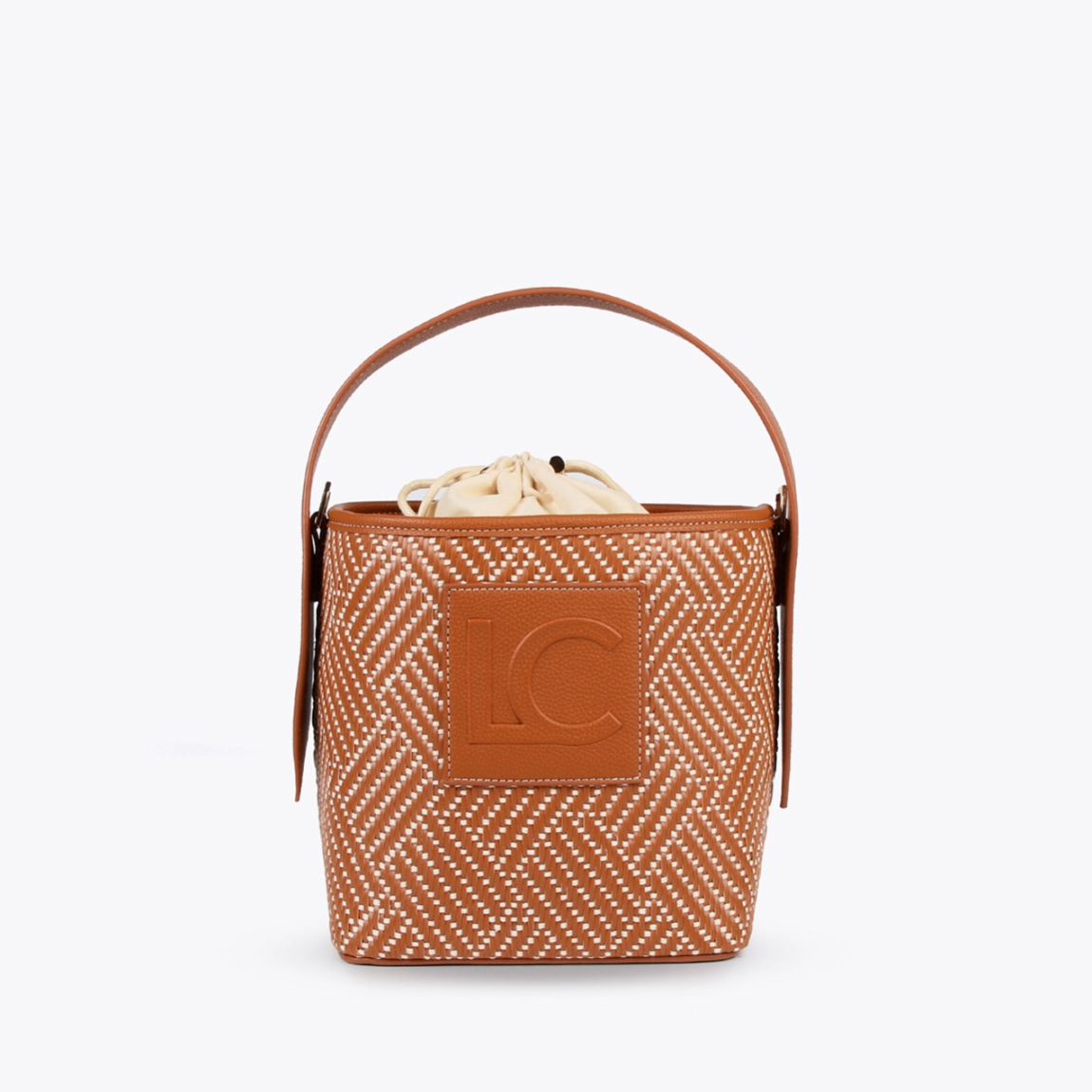 Bolso de la marca Lola Casademunt, modelo BUCKE. Bolso elaborado en piel trenzada color marrón. Contiene pequeño bolsillo interior con cremallera y asa bandolera ajustable. Cierre con cordón ajustable. ALTO: 19 cm - LARGO: 26,5 cm - ANCHO: 13,5 cm / BANDOLERA: 54 cm. Bolso Lola Casaemunt BUCKE ideal para llevar a todos lados!