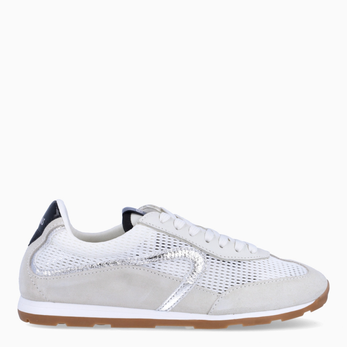 Deportivas de la marca Verbenas, modelo JAMAICA. Elaboradas en malla textil transpirable color blanco, combinada con serraje. Cuentan con un forro interior acolchado, planta transpirable, flexible y confortable que absorve la pisada. Estas deportivas Verbenas Jamaica revive el espíritu del running vintage con una silueta estilizada y de perfil bajo. Cierre con cordones y suela plana. Estas deportivas Verbenas JAMAICA son un complemento perfecto para disfrutar de la comodidad y un estilo de combinación retro-contemporáneo.