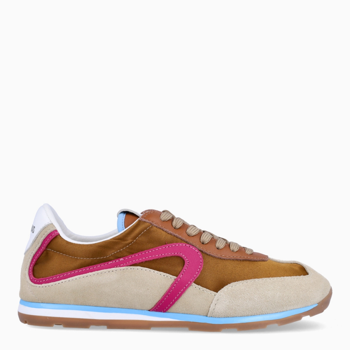 Deportivas de la marca Verbenas, modelo JAMAICA PIETRA. Elaboradas en malla textil transpirable color camel, combinada con serraje. Cuentan con un forro interior acolchado, planta transpirable, flexible y confortable que absorve la pisada y suela tricolor. Estas deportivas Verbenas Jamaica revive el espíritu del running vintage con una silueta estilizada y de perfil bajo. Cierre con cordones y suela plana. Estas deportivas Verbenas JAMAICA PIETRA son un complemento perfecto para disfrutar de la comodidad y un estilo de combinación retro-contemporáneo.