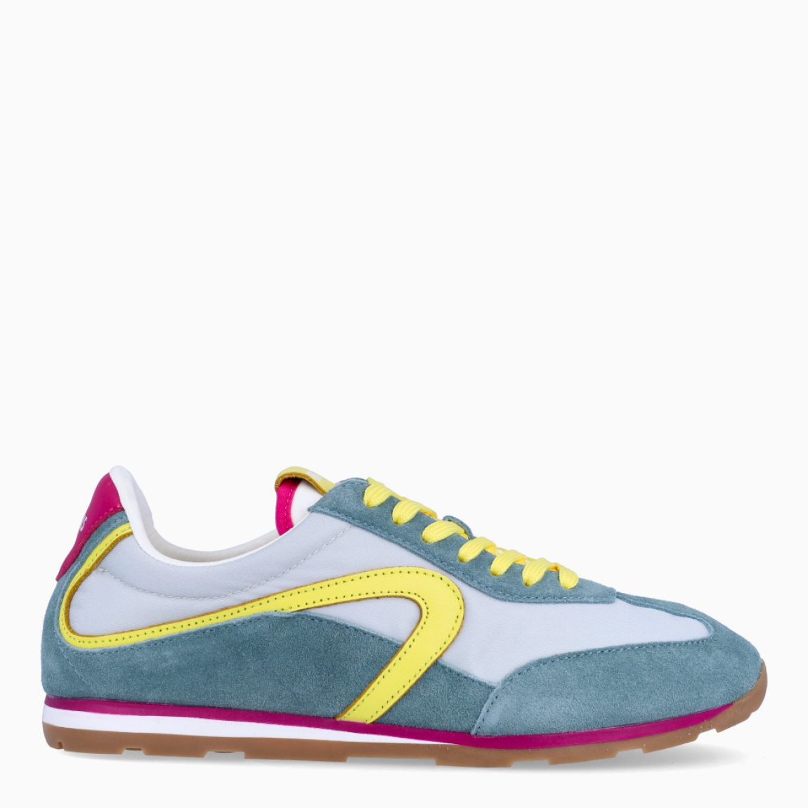 Deportivas de la marca Verbenas, modelo JAMAICA. Elaboradas en malla textil transpirable color azul, combinada con serraje y logo amarillo. Cuentan con un forro interior acolchado, planta transpirable, flexible y confortable que absorve la pisada. Estas deportivas Verbenas Jamaica revive el espíritu del running vintage con una silueta estilizada y de perfil bajo. Cierre con cordones y suela plana. Estas deportivas Verbenas JAMAICA son un complemento perfecto para disfrutar de la comodidad y un estilo de combinación retro-contemporáneo.
