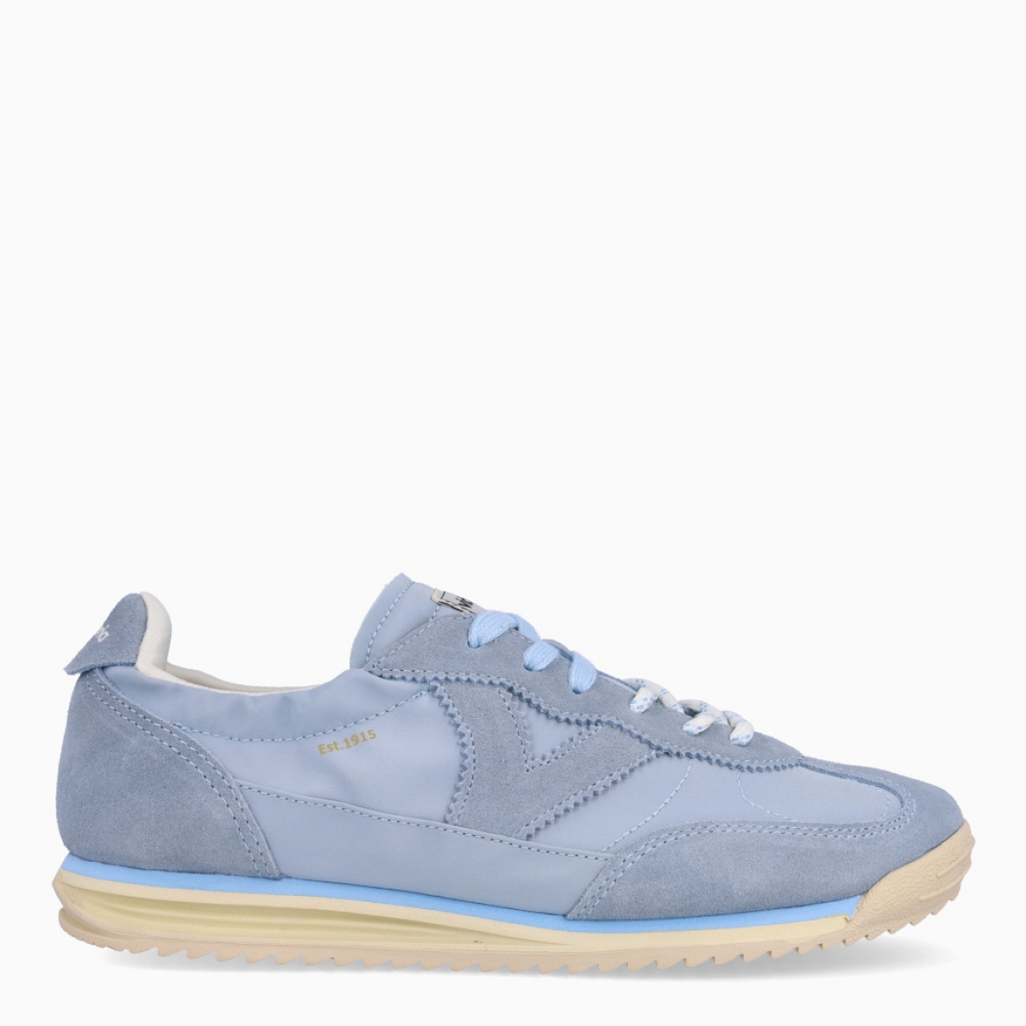 Deportivas de la marca Victoria, modelo RAYAN. Exterior de las deportivas en textil color azul claro con detalle en ante y logotipo de marca. Interior de las deportivas en piel color blanco con plantilla acolchada y extraíble para máxima comodidad. Cierre de las deportivas Victoria con cordones blancos. Deportivas con suela dentada. Estas deportivas Victoria RAYAN son unas clásicas, con estilo y comodidad que no pueden faltar en tu armario.