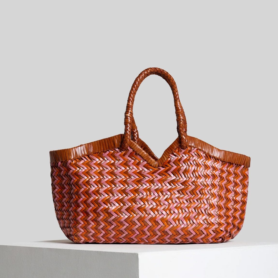 Bolso de la marca Vipera Bags, modelo CRUDELIA. Elaborado en piel trenzada color cuero. Bolso con gran compartimento interior para llevar tus imprescindibles. Bolso Vipera Bags con asas de hombro para mayor comodidad. Este bolso Vipera Bags CRUDELIA es un complemento ideal para llevar a todos lados! Medidas: alto 25cm y ancho 45cm.