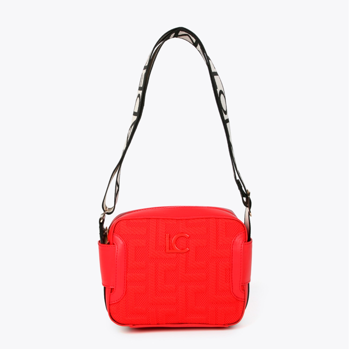 Bolso bandolera de la marca Lola Casademunt, modelo SHERYL. Bolso con estilo camera bag en tejido monograma color rojo con asa logotipada. Contiene pequeño compartimento interior. Cierre con cremallera. Medidas altura 14cm y ancho 18cm. Este bolso Lola Casademunt SHERYL es ideal para llevar a todos lados, muy practico y con mucho estilo a la vez!