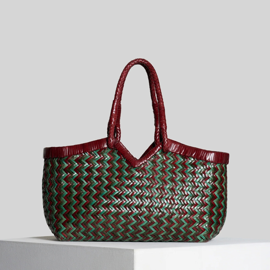 Bolso de la marca Vipera Bags, modelo CRUDELIA. Elaborado en piel trenzada color granate con verde. Bolso con gran compartimento interior para llevar tus imprescindibles. Bolso Vipera Bags con asas de hombro para mayor comodidad. Este bolso Vipera Bags CRUDELIA es un complemento ideal para llevar a todos lados! Medidas: alto 25cm y ancho 45cm.