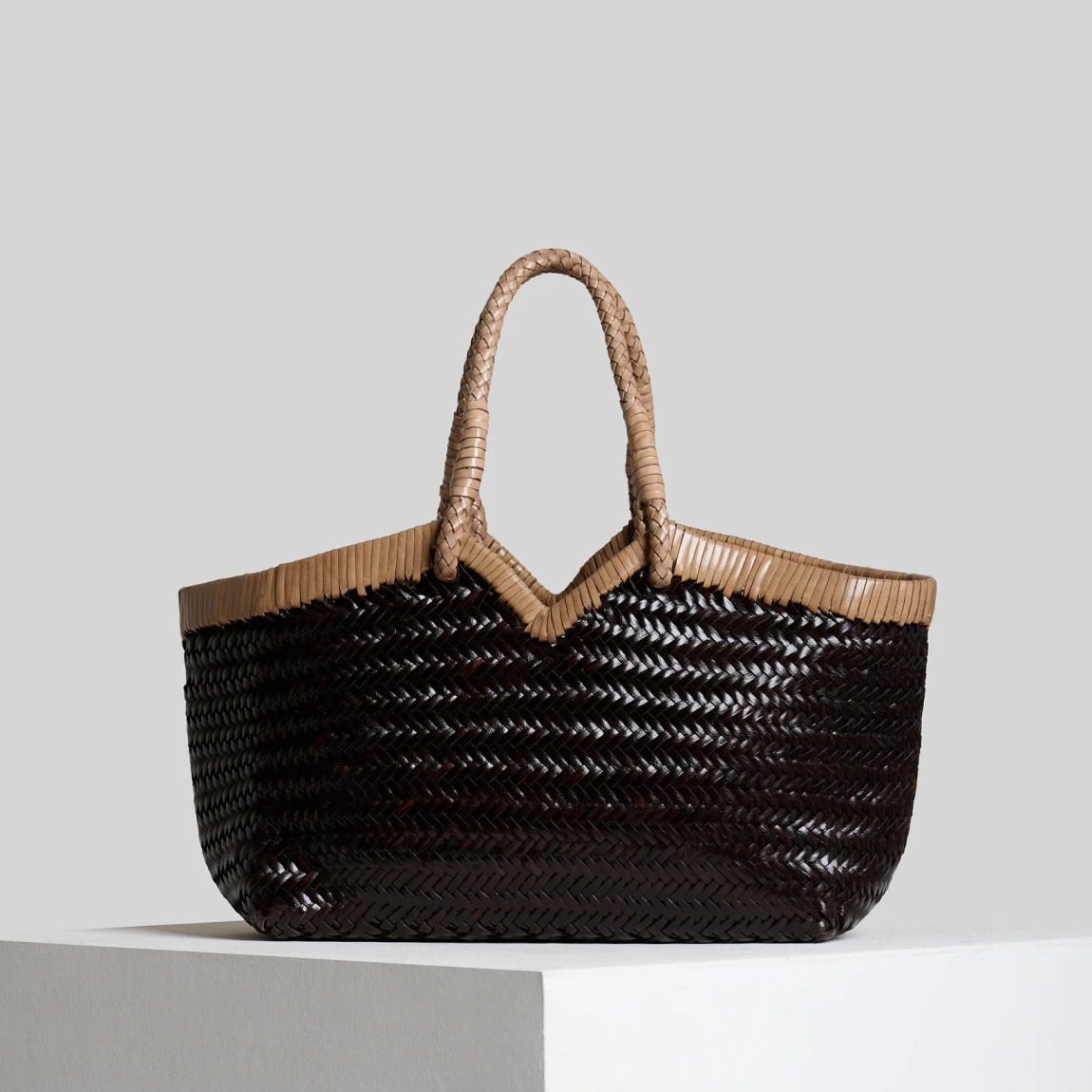 Bolso de la marca Vipera Bags, modelo CRUDELIA. Elaborado en piel trenzada color marrón. Bolso con gran compartimento interior para llevar tus imprescindibles. Bolso Vipera Bags con asas de hombro para mayor comodidad. Este bolso Vipera Bags CRUDELIA es un complemento ideal para llevar a todos lados! Medidas: alto 25cm y ancho 45cm.