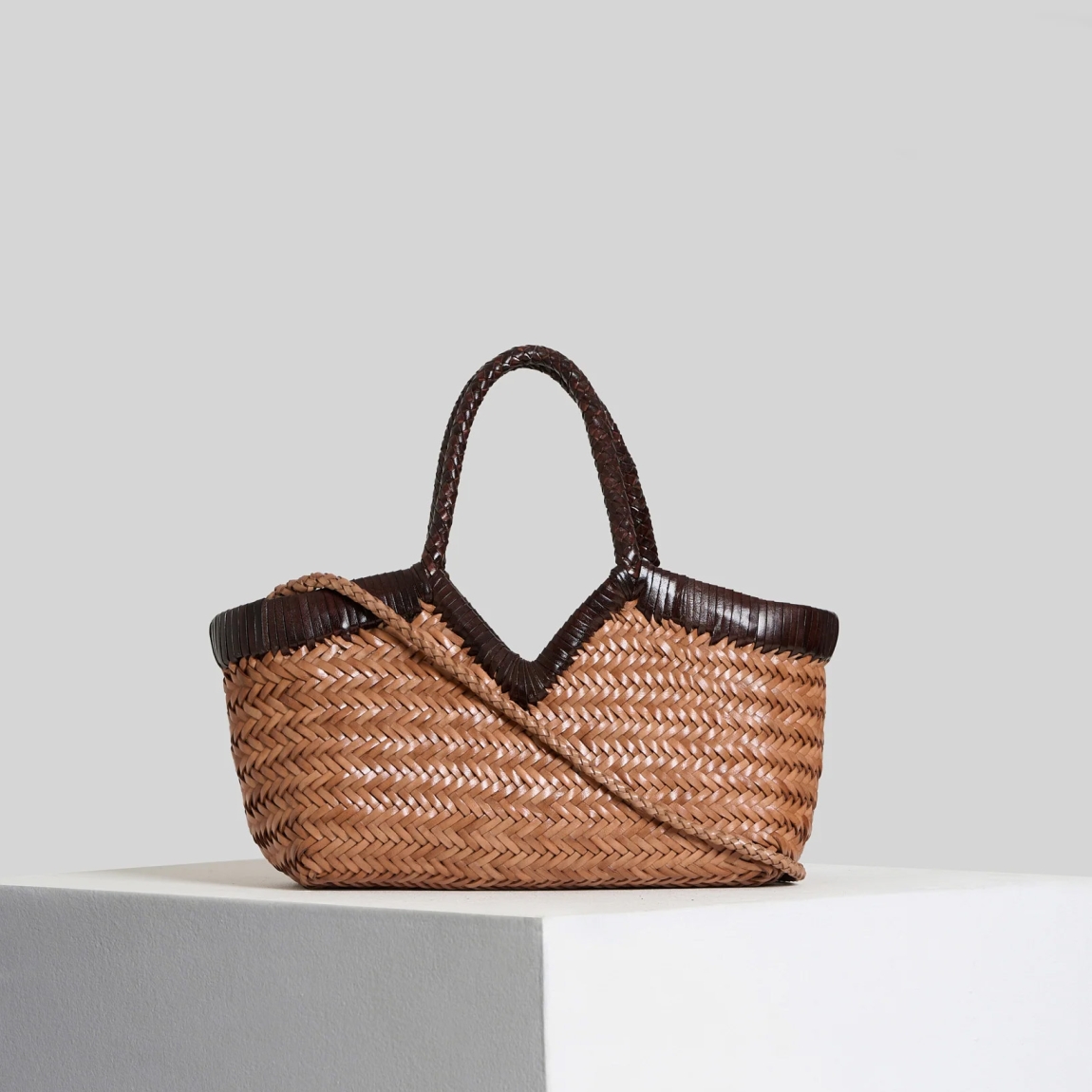 Bolso de la marca Vipera Bags, modelo MONET. Bolso elaborado con piel natural selecta de color marrón. Bolso tejido a mano con meticuloso cuidado, lo que hace que cada bolso sea único. Bolso con cierre de cremallera y asa para llevarlo al hombro. Bolso Vipera Bags MONET, ideal en espacio, para llevar tus imprescindibles a todos lados! Si deseas un producto de alta calidad y esel indicado para ti! Medidas: alto 18cm y ancho 38cm.