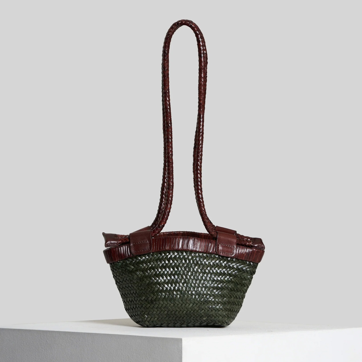 Bolso de la marca Vipera Bags, modelo GAUGUIN. Elaborado en piel trenzada color verde. Bolso con compartimento interior para llevar tus imprescindibles. Bolso Vipera Bags con asas largas ajustables para mayor comodidad. Este bolso Vipera Bags GAUGUIN es un complemento ideal para llevar a todos lados! Medidas: alto 21cm y ancho 26cm.