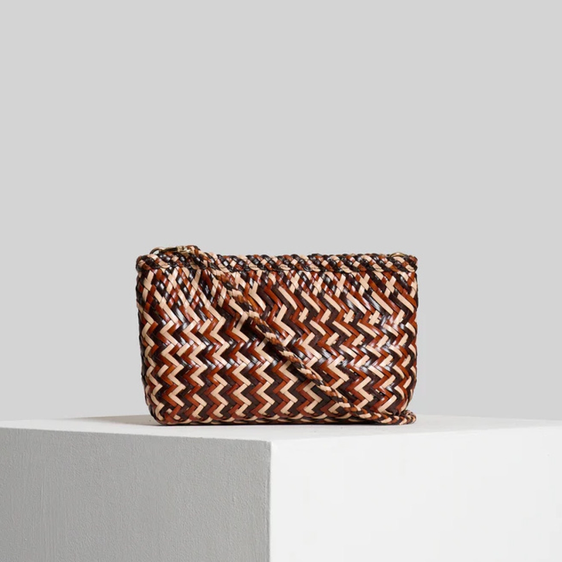 Bolso de la marca Vipera Bags, modelo GOYA. Bolso elaborado en piel trenzada de alta calidad multicolor en tonalidades taupe. Bolso tejido a mano, lo que hace que cada bolso sea único. Cierre de cremallera dorada. Bandolera de piel extraíble de 95 cm. Material: 100 % piel. Medidas: 21 alto y 31cm ancho. Bolso Vipera Bags GOYA, un complemento, de calidad y estilo para ti!Observaciones de cuidado: En caso de contacto con el agua, frote suavemente con un paño suave y neutro.Para limpiar, utilice un paño limpio y frótelo suavemente.Al ser colores naturales, el roce puede desprender algo de color.Cuando no lo use, guárdelo en su estuche protector en un lugar fresco y seco.