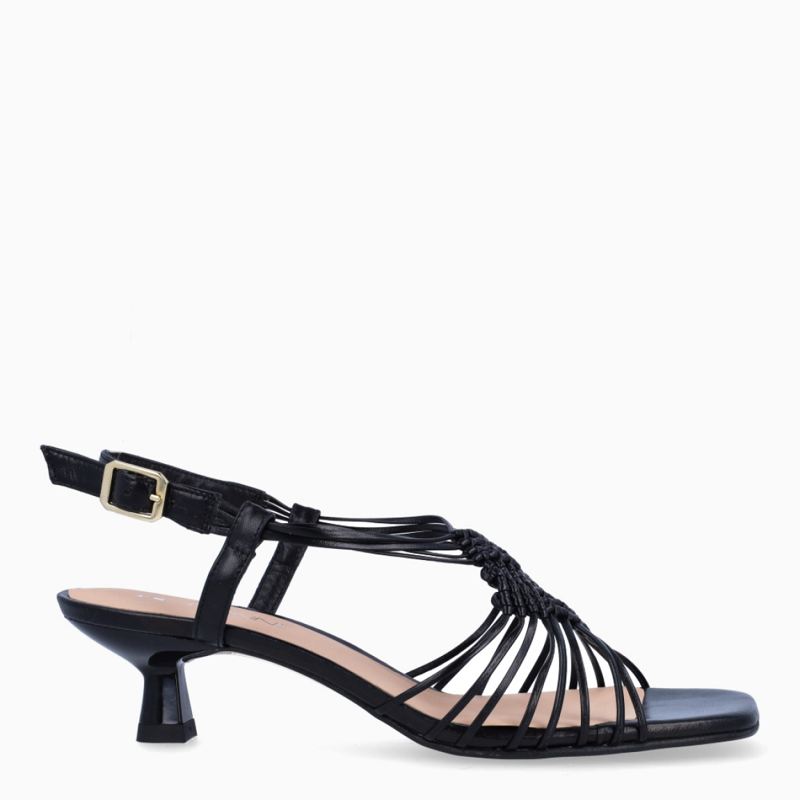 Sandalias de la marca Munné, modelo GREENWICH. Elaboradas en piel color negro, con detalle de tiras cruzadas en pala. Interior en piel color nude. Cierre de sandalias Munné con hebilla en tobillo y suela con tacón de 4cm de altura. Estas sandalias Munné GREENWICH, son un complemento ideal para tus looks en fiestas y eventos!