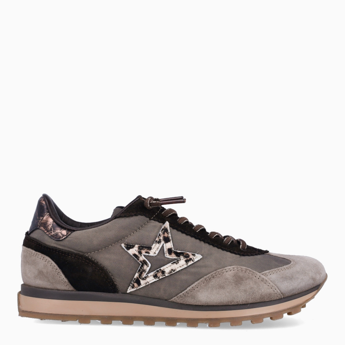Deportiva de la marca Cetti, modelo C-1259. Exterior de la deportiva combinado en ante color gris con piel color negro. Detalle de logo de la marca en ante con estampado aimal print potro. Interior en piel de color gris. Cierre con cordones elásticos. Suela de la deportiva de goma y plantilla acolchada para máximo comfort. Deportivas de la marca Cetti muy cómodas y perfectas para el día a día, con todos los colores tendencia de esta temporada.