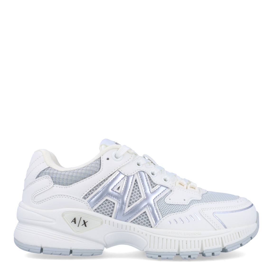Deportivas de la marca Armani Exchange, modelo XDX. Exterior en piel color blanco con efecto rejilla y detalles en plateado. Interior en textil color blanco. Cierre de las deportivas Armani Exchange con cordones y suela con cuña de 3cm de altura. Estas deportivas Armani Exchange XDX son unas clásicas, ideales para crear diferentes looks!