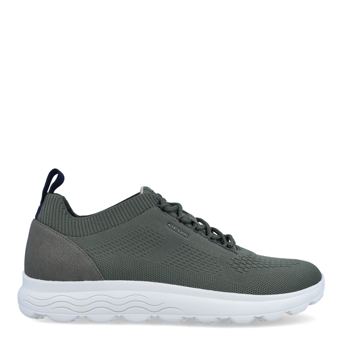 Deportiva de la marca Geox, modelo U15B. Exterior en tela color verde. Interior en textil de color verde. Cierre con cordones. Suela de goma de 2 cm de plataforma. Plantilla desmontable es práctica e higiénica, garantizando la máxima comodidad. U15B se propone como una revolución del concepto de deportiva, por su excelente nivel de comodidad, transpirabilidad y amortiguación. Un modelo de estilo emblemático para quienes aman distinguirse pero no quieren renunciar al confort.