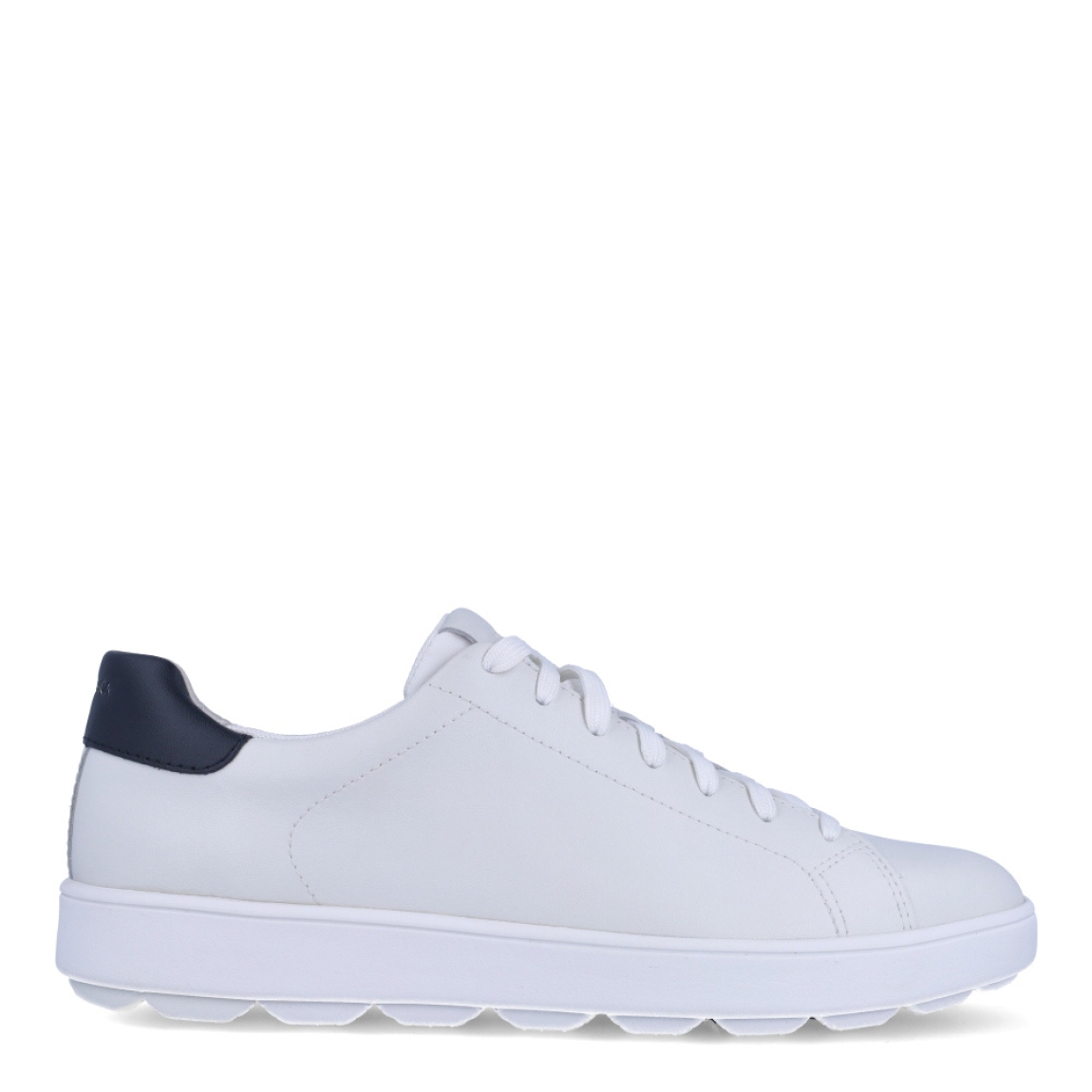 Deportivas de la marca Geox, modelo U45. Exterior de las deportivas en piel de color blanco. Interior de las deportivas en textil y ante color blanco con plantilla acolchada y extraíble. Cierre de las deportivas Geox con cordones. Deportivas con suela plana. Estas deportivas Geox U45 son unas clásicas que no te pueden faltar en tu armario. Tienen las comodidad perfecta que necesitas en tu día a día.