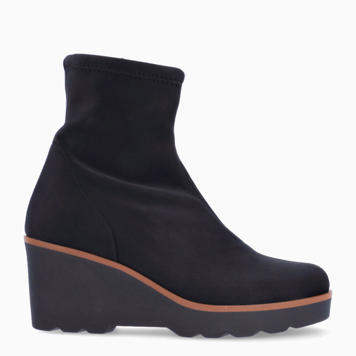 Botines de la marca Munné, modelo ADELFA. Botines elaborados en licra color negro. Botines adaptables para el día a día, que brinda la mayor comodidad en cada paso. Botines Munné con cierre de cremallera y tacón con una cuña de 4cm de altura. Estos botines Munné ADELFA son ideales para ti!