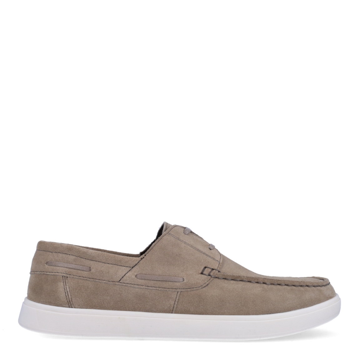 Náuticos de la marca Geox, modelo UA45. Exterior en ante color taupe con punta redonda. Interior en textil color taupe. Cierre con cordones y suela plana. Estos náuticos son ideales para esta temporada!