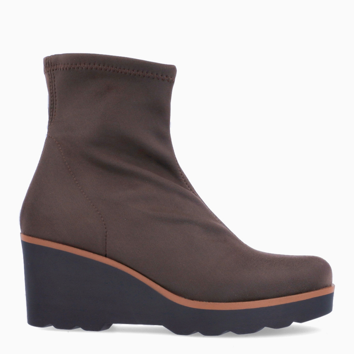 Botines de la marca Munné, modelo ADELFA. Botines elaborados en licra color marrón. Botines adaptables para el día a día, que brinda la mayor comodidad en cada paso. Botines Munné con cierre de cremallera y tacón con una cuña de 4cm de altura. Estos botines Munné ADELFA son ideales para ti!