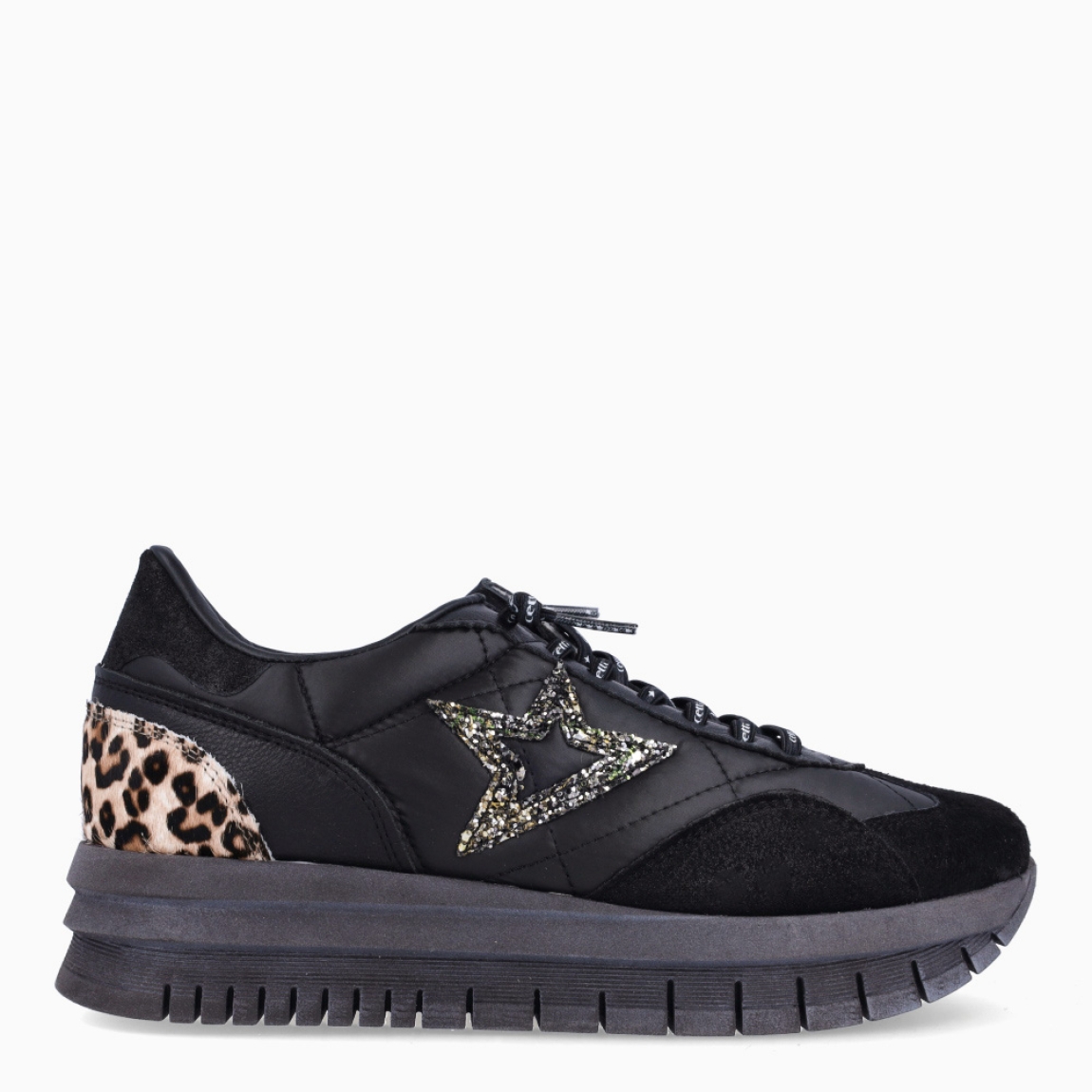 Deportiva de la marca Cetti, modelo C-1259. Exterior de la deportiva combinado en piel color negro con efecto acolchado. Detalle de logo de la marca en ante con estampado con glitter y talón en animal print potro. Interior en piel de color negro. Cierre con cordones elásticos. Suela de la deportiva de goma con efecto dentada con plataforma de 3cm y plantilla acolchada para máximo comfort. Deportivas de la marca Cetti C-1259 muy cómodas y perfectas para el día a día, con todos los colores tendencia de esta temporada.