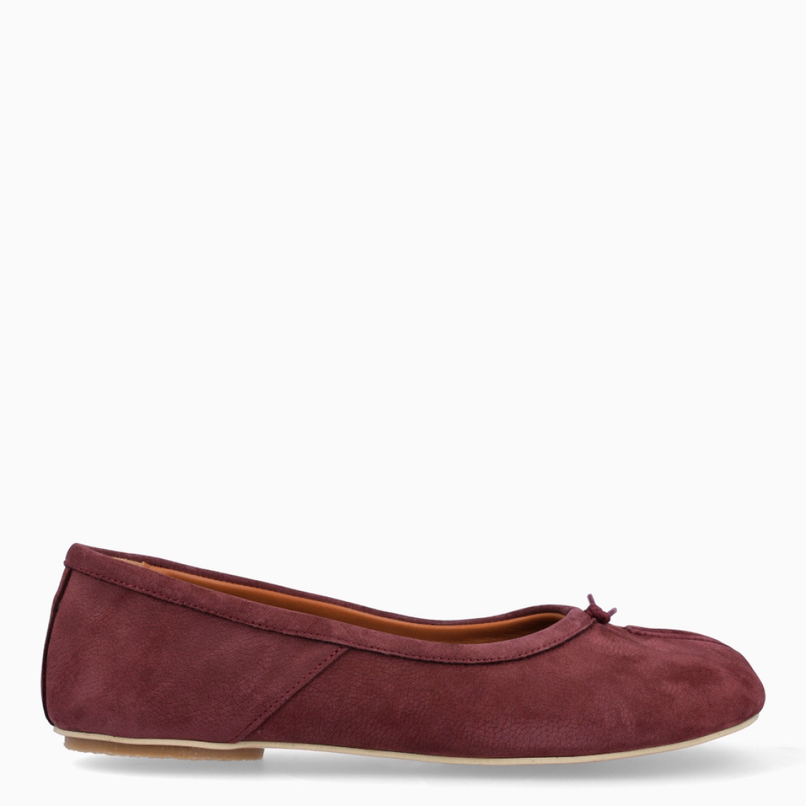 Bailarinas de la marca Venezianas, modelo TABI. Inspiradas en un calzado japonés y popularizadas por Maison Margiela. Están confeccionadas en ante color burdeos, estas bailarinas, separan los dedos, los mismos que algunos asemejan a pezuñas de camello. Bailarinas Venezianas TABI, son el complemento elegante, perfectas en ligereza y funcionales. Si eres un experto de la moda, no te pueden faltar en el armario!