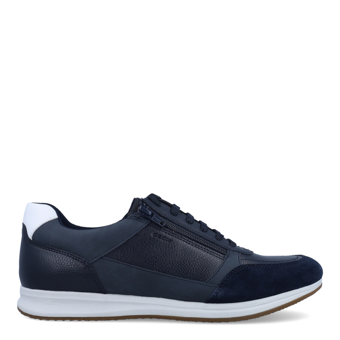 Deportiva de la marca Geox, modelo U55H. Exterior en piel color azul con detalle de cremallera. Interior en textil de color negro. Cierre con cordones. Suela de goma de 2 cm de plataforma. Plantilla desmontable es práctica e higiénica, garantizando la máxima comodidad. U55H se propone como una revolución del concepto de deportiva, por su excelente nivel de comodidad, transpirabilidad y amortiguación. Un modelo de estilo emblemático para quienes aman distinguirse pero no quieren renunciar al confort.