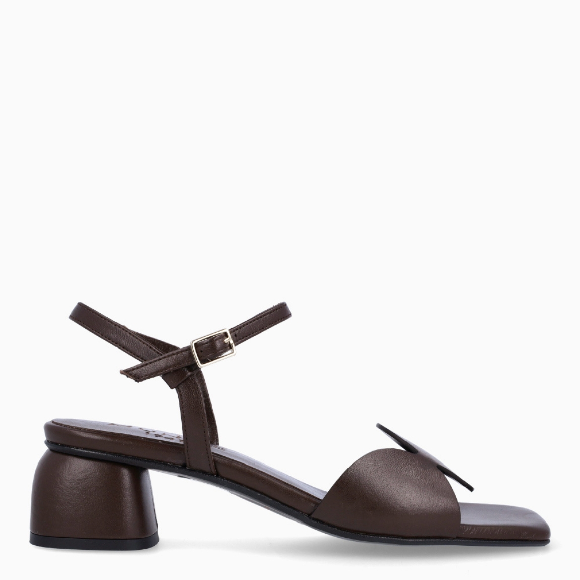 Sandalias de la marca Munné, modelo SIRA. Elaboradas en piel color marrón con detalle de círculos en la pala. Interior en color marrón. Cierre de sandalias Munné con hebilla en tobillo. Suela con tacón de 3cm de altura. Estas sandalias Munné SIRA son un complemento clásico, ideal en comodidad y estilo!