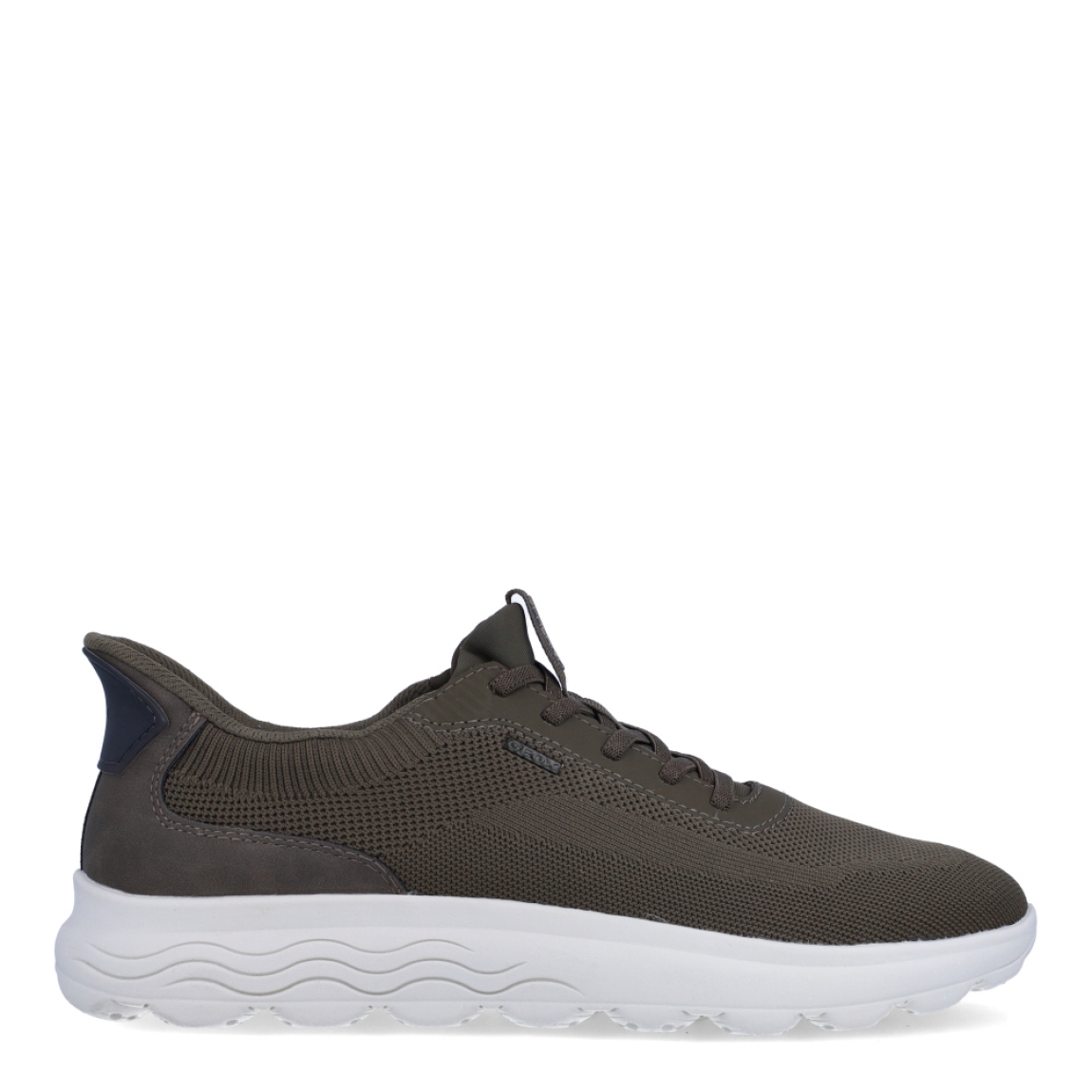 Deportiva de la marca Geox, modelo U5M. Exterior en naylon color verde. Interior en textil de color verde. Cierre con cordones. Suela de goma plana. Plantilla desmontable es práctica e higiénica, garantizando la máxima comodidad. U5M se propone como una revolución del concepto de deportiva, por su excelente nivel de comodidad, transpirabilidad y amortiguación. Un modelo de estilo emblemático para quienes aman distinguirse pero no quieren renunciar al confort.