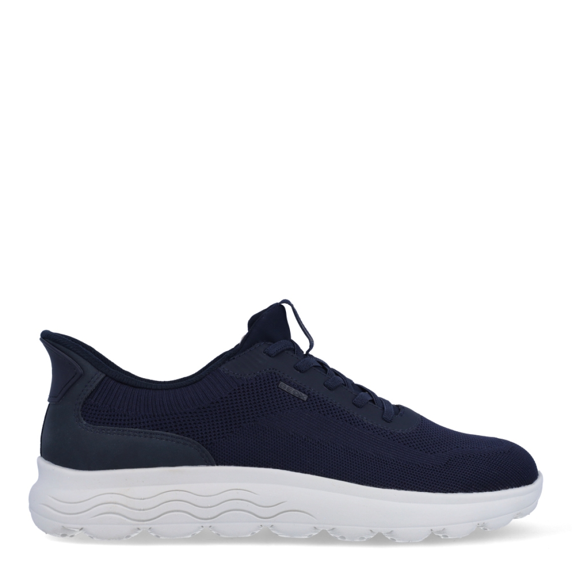 Deportiva de la marca Geox, modelo U5M. Exterior en tela color azul. Interior en textil de color azul. Cierre con cordones. Suela de goma plana. Plantilla desmontable es práctica e higiénica, garantizando la máxima comodidad. U5M se propone como una revolución del concepto de deportiva, por su excelente nivel de comodidad, transpirabilidad y amortiguación. Un modelo de estilo emblemático para quienes aman distinguirse pero no quieren renunciar al confort.