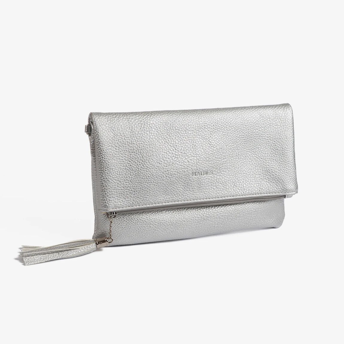 Bolso de mano, de la marca MATTIES, modelo CLEO. Bolso hecho en polipiel de alta calidad color plata. Interior forrado en textil suave al tacto. Bandolera desmontable con mosquetones, ajustable en altura. Asa de mano, desmontable. Bolsillos de este bolso MATTIES, estratégicamente ubicados para llevarlo todo organizadoHecho con polipiel de alta calidad. Bolso MATTIES, CLEO, ideal para ceremonias, eventos o cuando solo necesitas lo esencial. Medidas: 28x18 cm