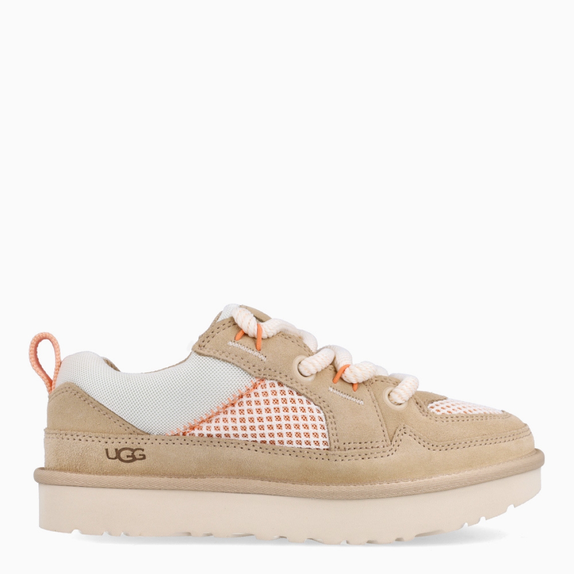 Deportivas de la marca UGG, modelo LO LOWMEL MESH. Elaboradas en piel de ante color beig. Interior con plantilla para una comodidad sin concesiones, además de una lengüeta acolchada extragrande y un empeine de malla para darte toda la amortiguación y transpirabilidad que necesitas. Deportivas UGG cuenta con una suela de EVA de caña de azúcar y una El sistema doble de cordones hará que no te las quieras quitar nunca. Cierre con cordones. Correa en el talón, y parche con el logotipo de UGG. Deportivas UGG LO LOWMEL MESH, complemento ideal de comodidad y estilo!