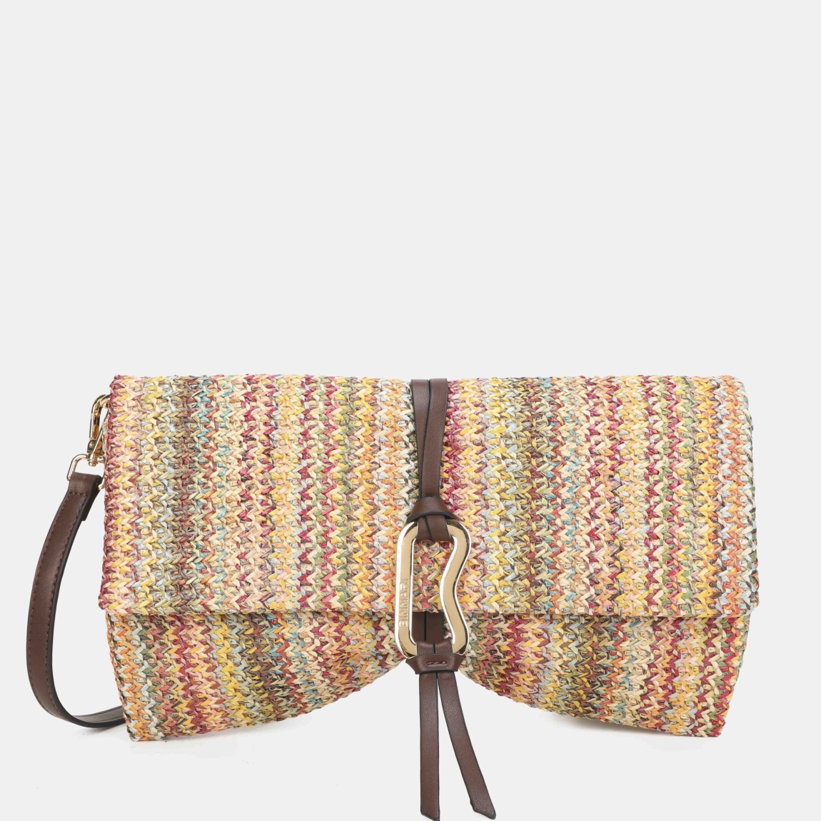 Cartera de mano de la marca Binnari, modelo LENNIE. Confeccionada en rafia y detalles en pu multicolor. Puedes llevarla además de bandolera, ya que tiene un asa ajustable en su interior. Los detalles metálicos son de color oro claro. Medidas: alto 19cm y ancho 39cm. Cartera Binnari LENNIE que sí o sí tienes que tener para esta temporda de Verano!