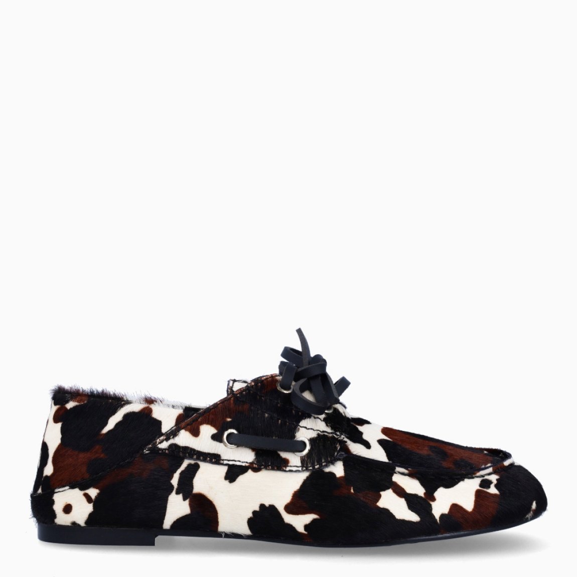 Mocasines de la marca Itse, modelo SANDRO. Exterior en potro con estampado animal print de vaca. Interior en piel color negro. Cierre de mocasines con cordones y suela plana de goma. Estos mocasines Itse SANDRO, son un complemento clásico, ideal para crear diferentes looks!