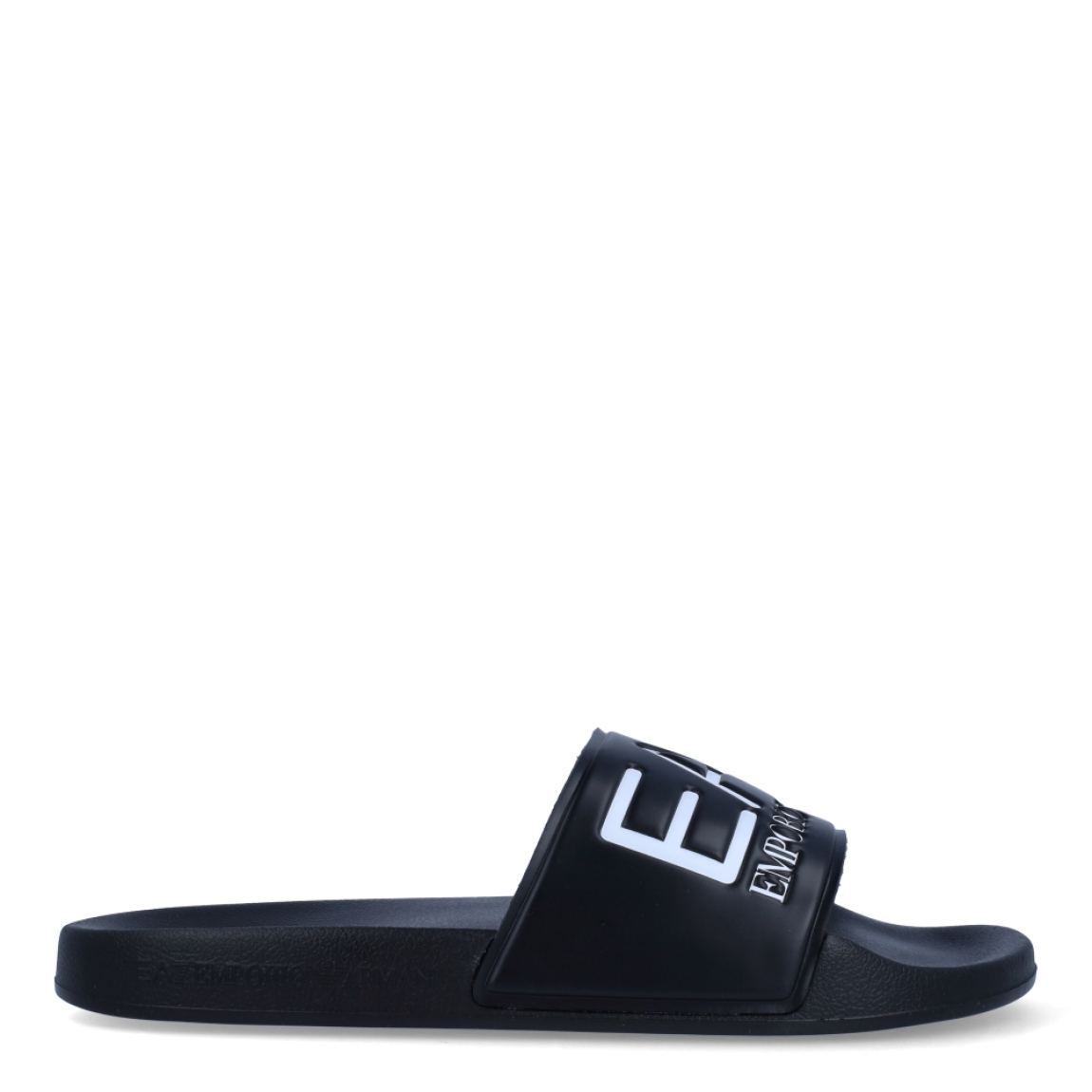 Sandalias de la marca Armani Exchange, modelo EA7. Exterior en neopreno color negro con el logo en blanco. Interior en neopreno color negro con plantilla de goma contorneada moldeada, suela exterior texturizada para mayor agarre. Estas sandalias Armani Exchange EA7 son unas clásicas, ideales para ir a todos lados esta temporada!