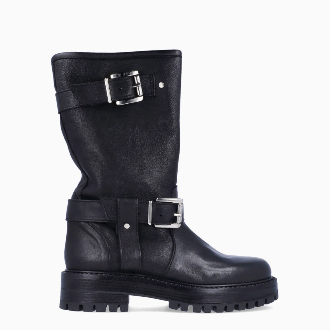Botas estilo motera de la marca Itse, modelo AMSTERDAM. Botas elaboradas en piel color negro con puntera redonda. Botas con doble hebilla plateadas en parte exterior. Cierre con cremallera. Suela de botas Itse con suela plana para máxima comodidad. Botas Itse AMSTERDAM, ideales para tu día a día!