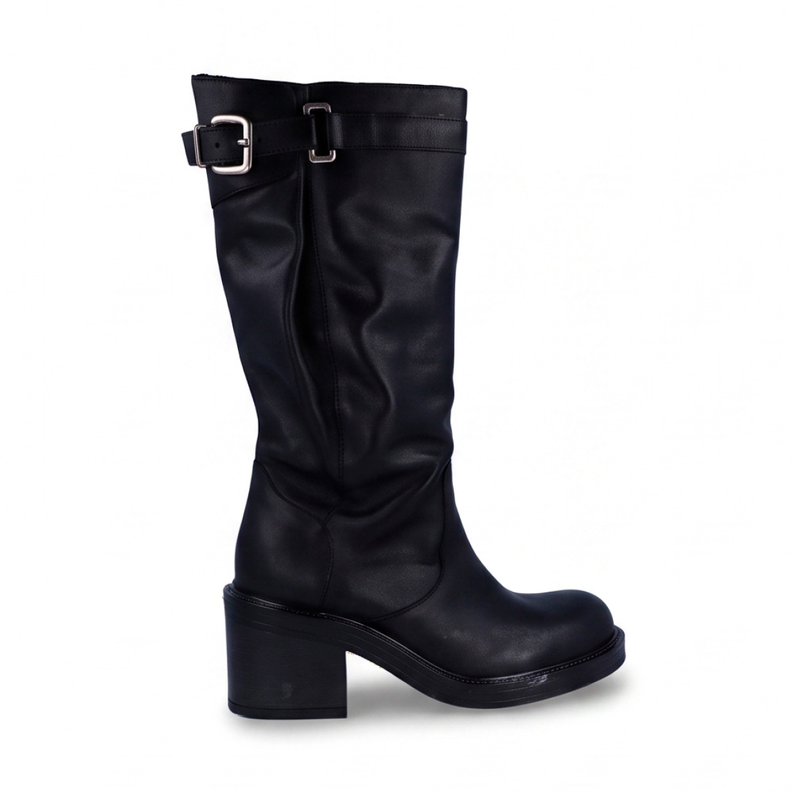 Botas de tacón de la marca Itse, modelo PRINCIPE. Estas botas de piel negra de alta calidad destacan por su diseño de tendencia con efecto arrugado (slouchy),que aporta un toque desenfadado y sofisticado a cualquier look de diario. Confeccionadas íntegramente en piel de primera calidad tanto en el exterior como en todo su forro interior, garantizan una transpirabilidad superior y una pisada suave durante todo el día. Su caña incorpora una hebilla superior ajustable, pensada para adaptarse a la perfección tanto a gemelos estrechos como anchos. Gracias a la amplitud y flexibilidad de su estructura, son muy fáciles de calzar sin necesidad de cremallera interior.