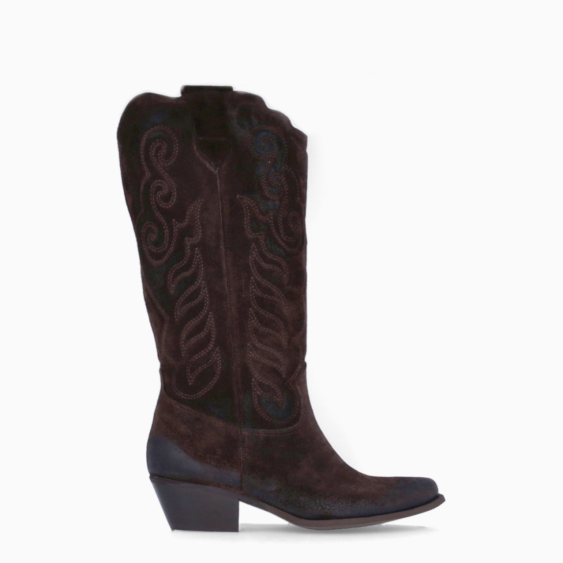 Botas camperas de la marca Itse, modelo TEXAS2. Botas elaboradas en ante color marrón oscuro. Botas sin cierre y con una punta lápiz. Botas Itse con tacón de 3cm de altura, que da una comodidad en cada paso. Botas Itse TEXAS2 con un estilo moderno y contemporáneo, perfecto para usarlo con diferentes looks.