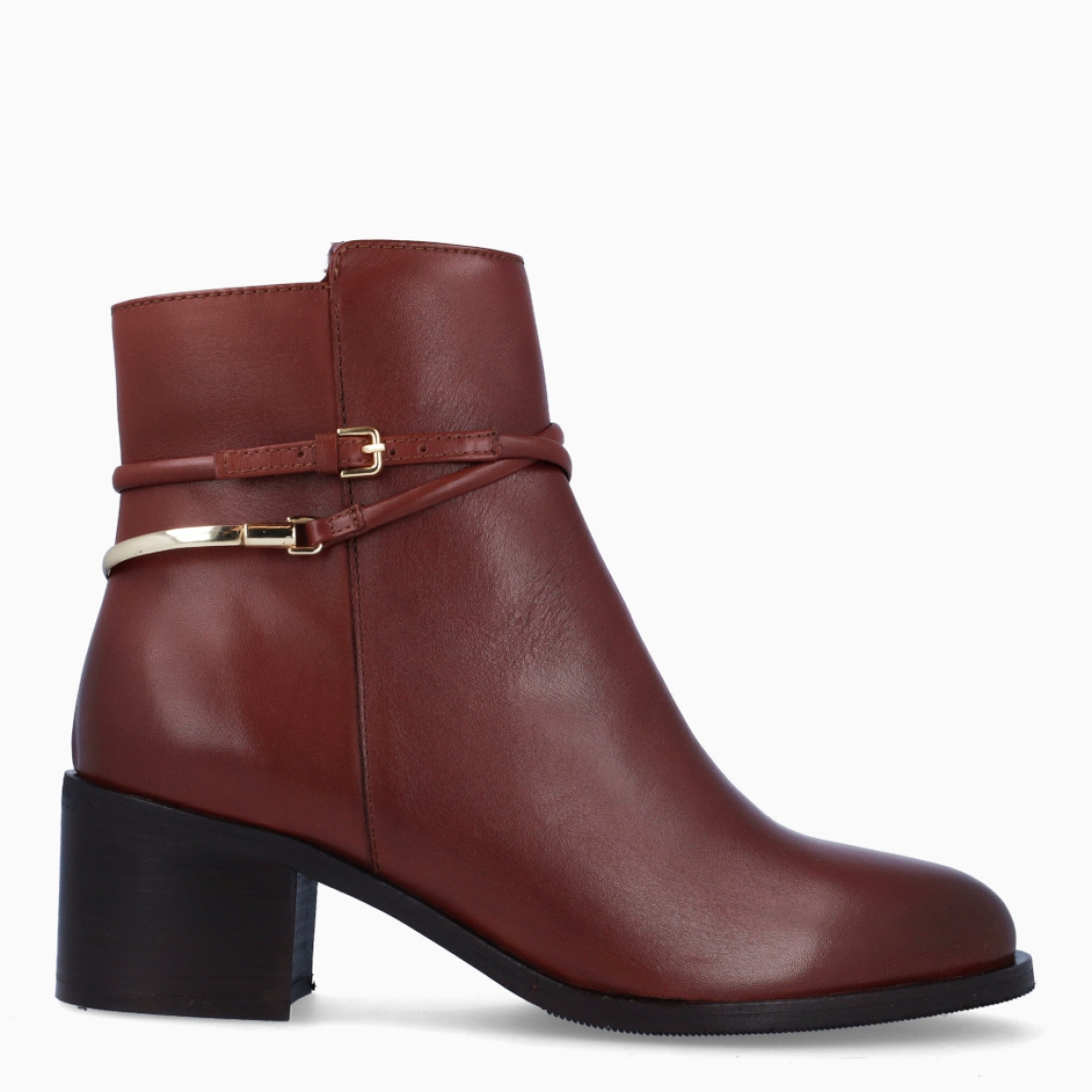 Botines de la marca Itse, modelo URUSLA. Exterior en piel color marrón con detalle de hebilla y logotipo en dorado. Interior en piel color marrón. Cierre de botines Itse con cremallera y suela con tacón de 6cm. Estos botines Itse URSULA son un complemento ideal para ti!