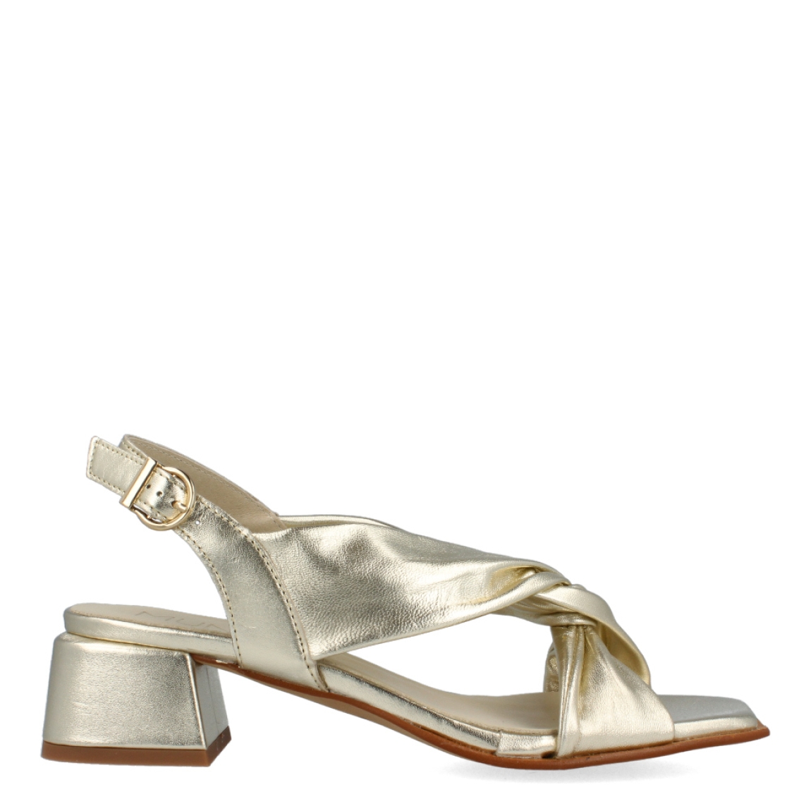 Sandalias de la marca Munné, modelo BEA. Exterior de las sandalias en piel colro platino con tiras cruzadas en la pala. Interior de las sandalias en piel color platino. Cierre de las sandalis Munné con hebilla en el tobillo y tacón de 3cm de altura. Estas sandalias Munné BEA están inspiradas en la comodidad y elegancia sutil. Un complemento esencial para esta temporada.