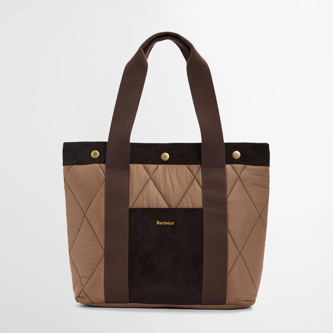 Bolso de la marca Barbour, modelo HEALY. Bolso elaborado en textil color marrón con textura acolchada. Bolso shopper con asa de hombro y un espacio interior perfecto para guardar tus imprescindibles! Medidas: alto 36cm y ancho 45cm.