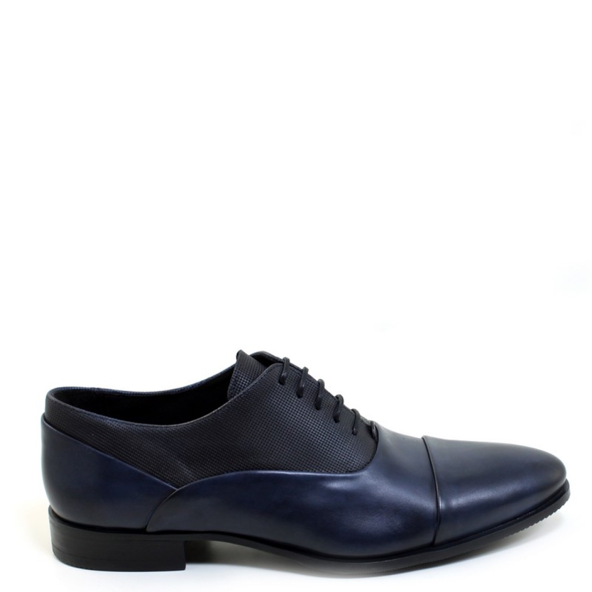 Blucher de Sergio Serrano modelo 5818. Exterior de piel de color negro con cierre de cordones al tono. Suela de goma.