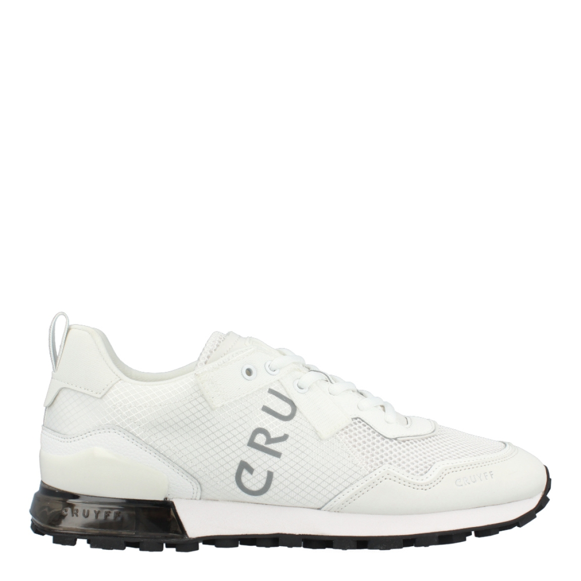 Deportivas de la marca Cruyff, modelo NANDO. Exterior de las deportivas en textil color blanco con detalle en rejilla y estampado del nombre de la marca en el lateral. Interior de las deportivas Cruyff en textil color blanco. Cierre de las deportivas con cordones blancos. Estas deportivas Cruyff Nando, son unas clásicas para tus looks del día a día!