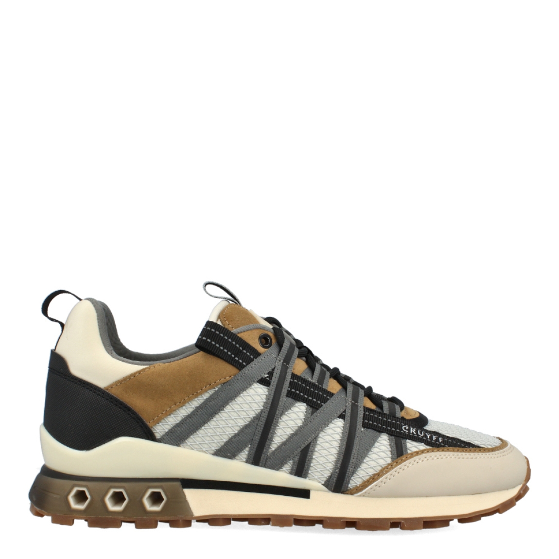 Deportivas de la marca Cruyff, modelo 241. Exterior de las deportivas en piel color beig con efecto rejilla y detalles en color gri y ante color camel. Interior de las deportivas en tetxil color gris con plantilla acolchada y extraíble. Cierre de las deportivas Cruyff con cordones negros. Deportivas con suela plana de goma. Estas deportivas Cruyff 241 tienen el diseño que garantiza la ligereza y comodidad que necesitas en tu día a día.