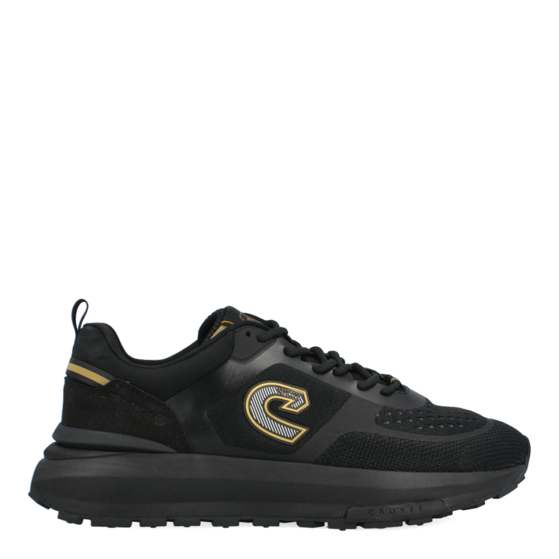 Deportivas transpirables de la marca Cruyff, modelo 2410. Exterior de las deportivas en naylon color negro con detalle del logo de la marca. Interior de las deportivas en textil color negro. Cierre de las Cruyff con cordones y suela plana. Estas deportivas Cruyff 2410 son unas clásicas que no te pueden faltar en el armario.