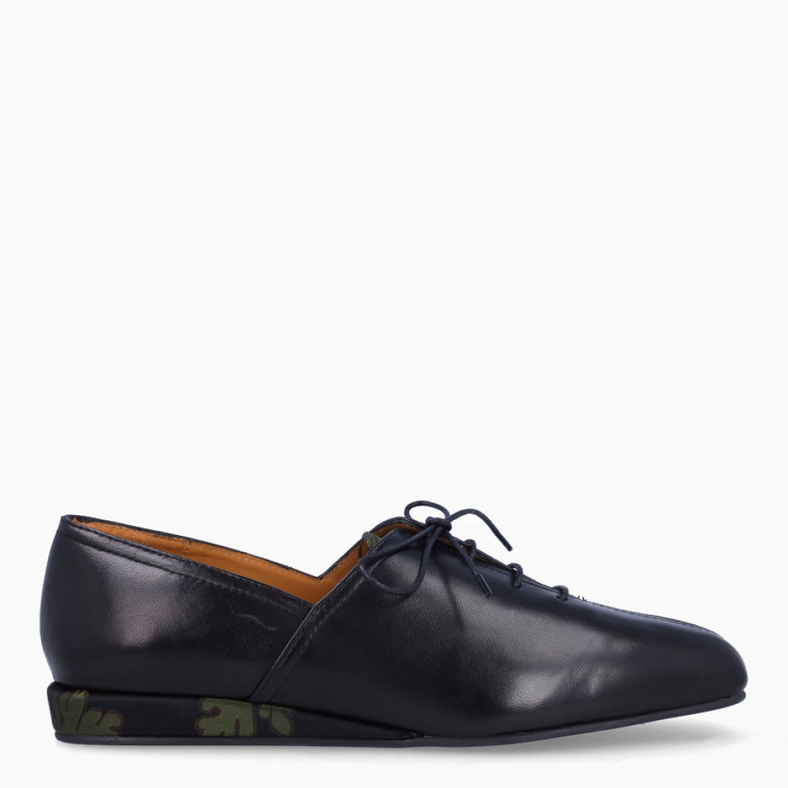 Blucher de la marca Audley, modelo ALAYA. Exterior en piel color negro con puntera plana. Interior en piel color cuero. Cierre de blucher con cordones negros y suela estampada plana de goma. Estos blucher Audley ALAYA son unos clásicos, ideales para esta temporada!