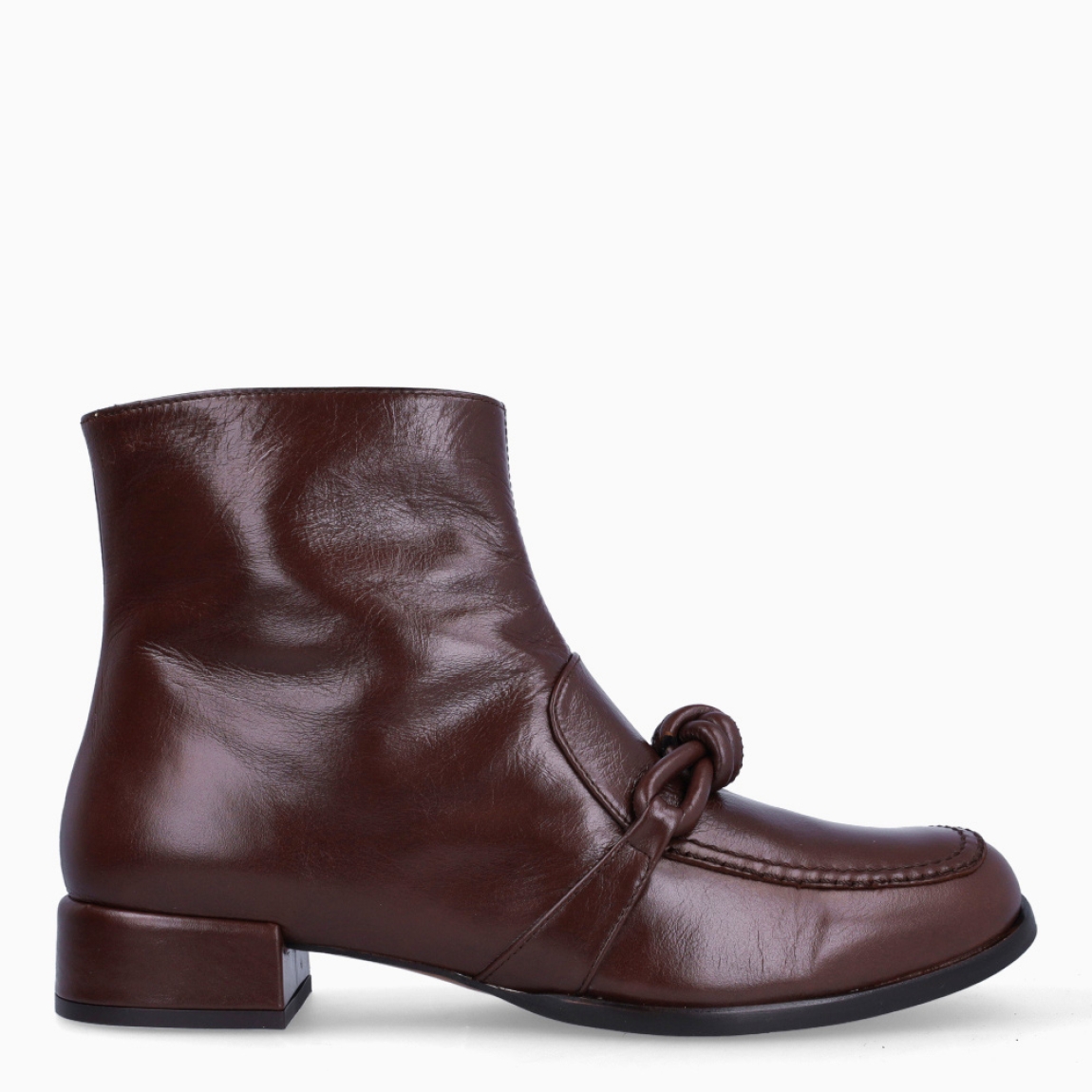 Botines de la marca Audley, modelo NOA. Exterior en piel color marrón con detalle de nudo en pala. Interior en piel color marrón. Cierre de botines con cremallera y suela con tacón de 3cm de altura. Estos botines Audley NOA son unos clásicos, ideales para esta temporada!
