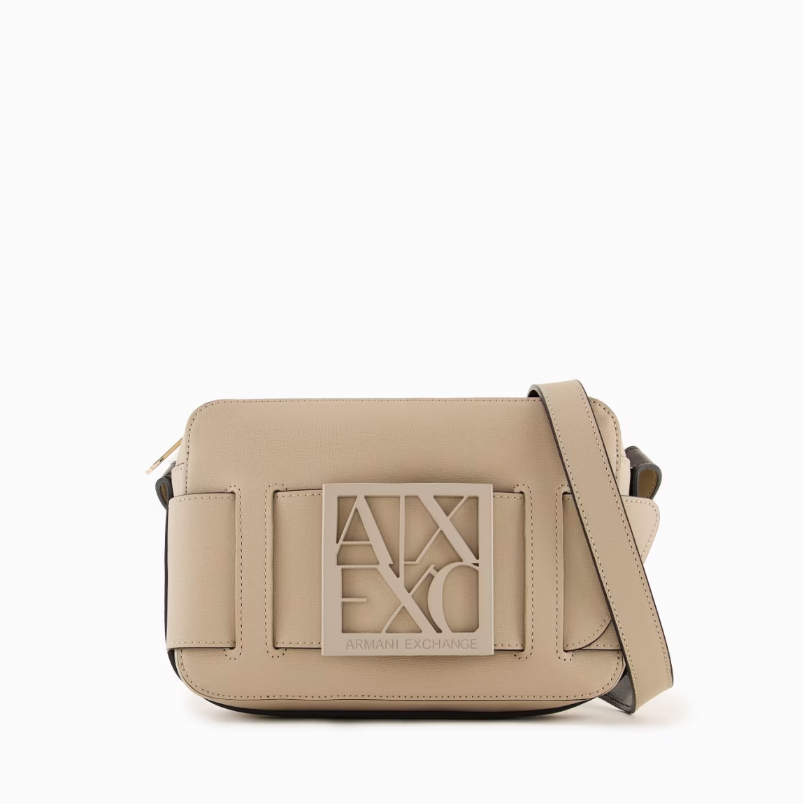 Bolso de la marca Armani Exchange, modelo CAROLA. Elaborado en piel color beig, este complemento es un best seller que se renueva cada temporada, perfecto desde todos los puntos de vista y siempre cool, incluso en un nuevo formato: el estuche para cámara con bandolera y correa con hebilla con logo personalizado es el accesorio que no puede faltar en el look. Material externo: 100% poliuretano; tejido intermedio: 100% poliéster; material interno: 100% poliuretano. Medidas: alto 14cm y ancho 21cm.
