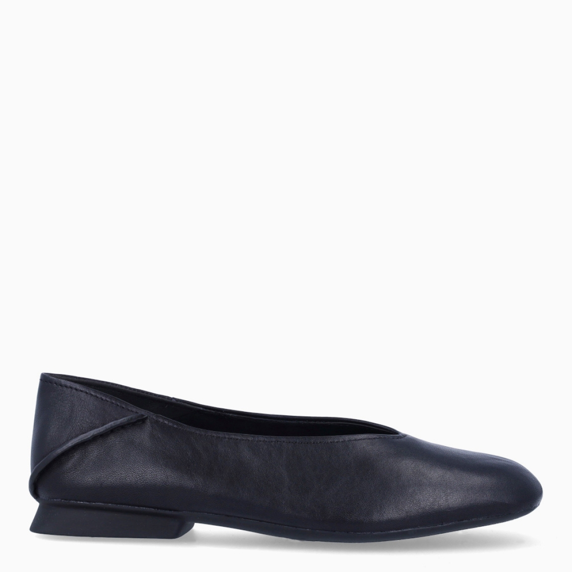 Bailarinas de la marca Camper, modelo CASIMYRA. Bailarinas elaboradas en piel color negro con punta redonda. Bailarinas hechas para gozar de una comodidad en cada paso y con una suela plana. Bailarinas Camper CASIMYRA, un complemento ideal para ti!