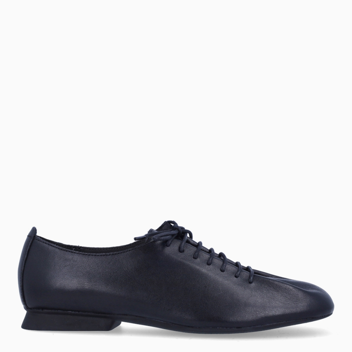 Blucher de la marca Camper, modelo CASIMYRA GOBI. Blucher elaboradas en piel color negro con punta redonda. Blucher hechas para gozar de una comodidad en cada paso y con una suela plana. Cierre de blucher con cordones negros en pala. Blucher Camper CASIMYRA GOBI, un complemento ideal para ti!