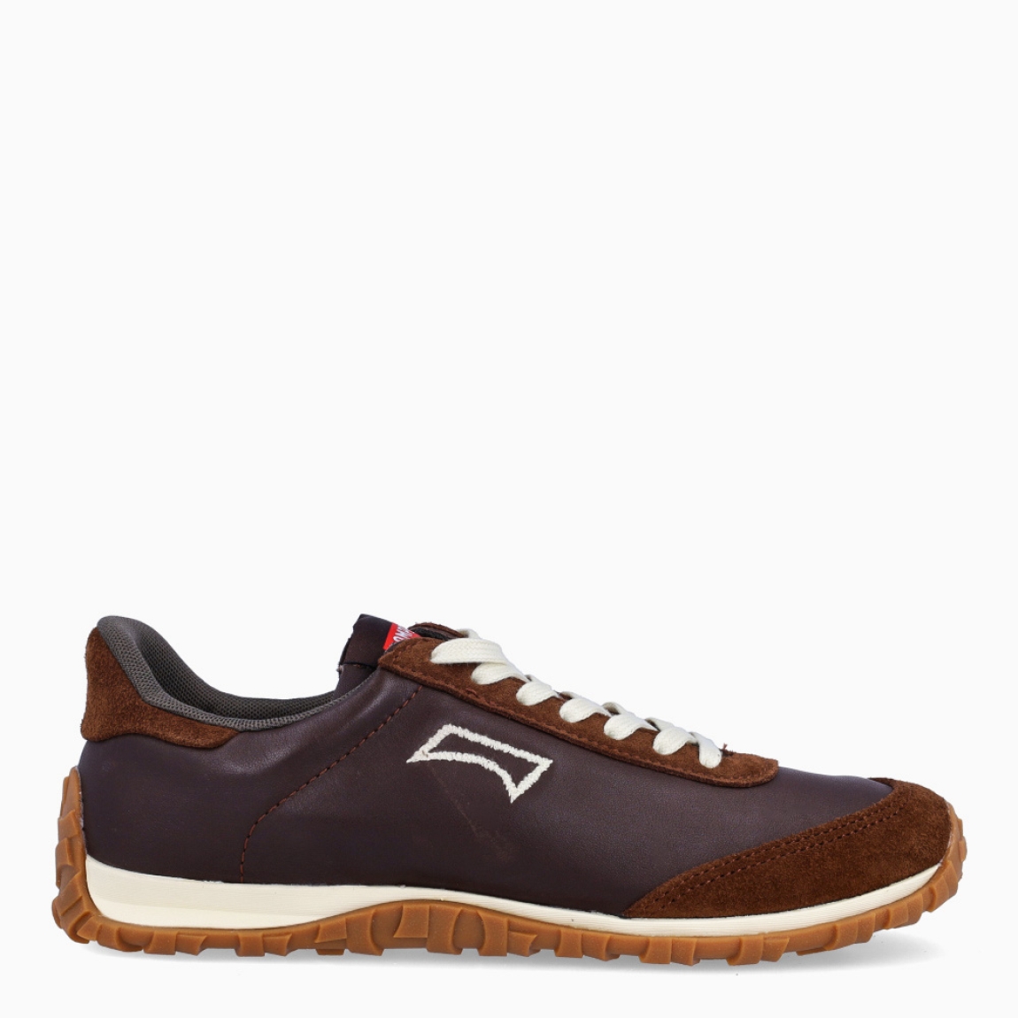 Deportivas de la marca Camper, modelo DWALK. Exterior en piel color marrón chocolate. Cierre con cordones blancos. Suela de goma dentada camel. Estas deportivas Camper DWALK son un complemento ideal para disfrutar de la comodidad al caminar.