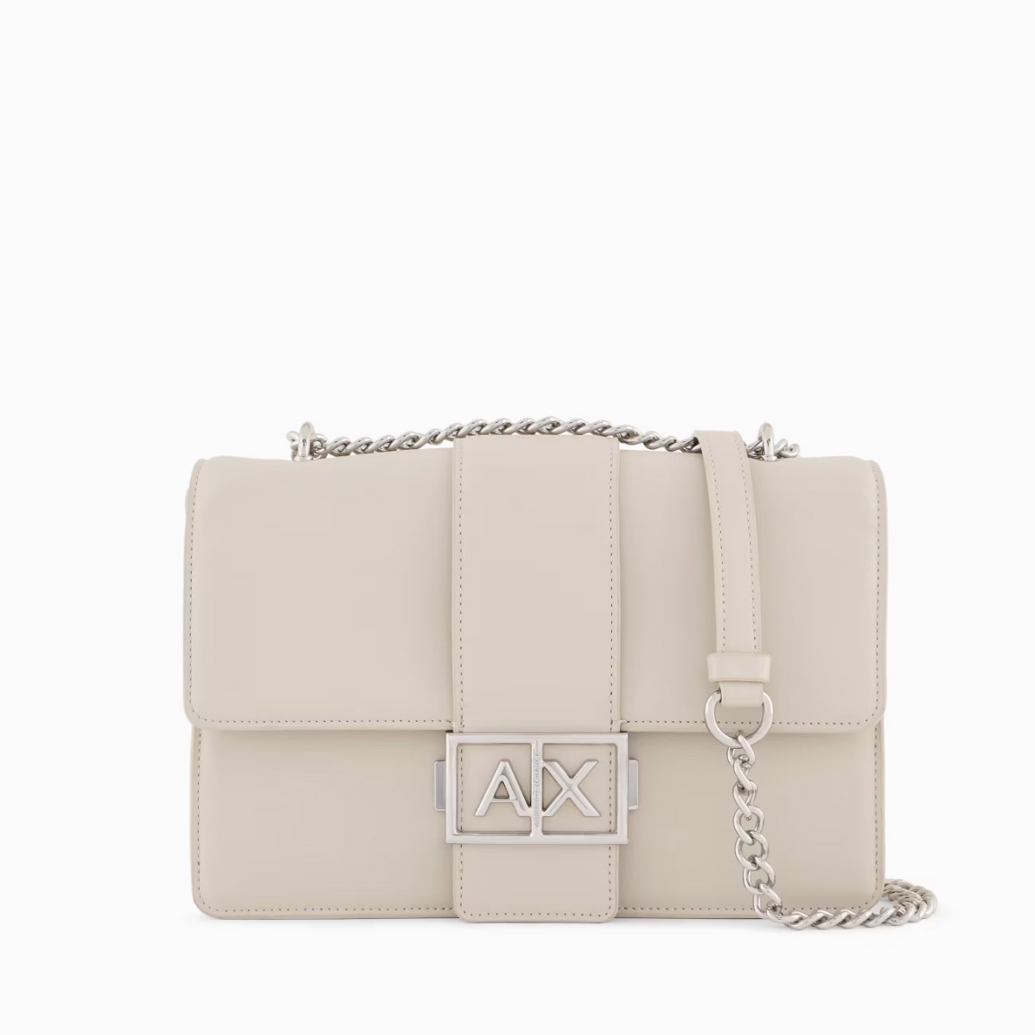 Este bolso de hombro de la marca Armani Exchange, modelo AVA, está elaborado de piel sintética color beig,un accesorio elegante y sofisticado, perfecto para cualquier ocasión. La correa de cadena para el hombro añade un toque de clase, mientras que el logotipo de metal en la parte delantera aporta un detalle distintivo y moderno. El cierre a presión garantiza seguridad y comodidad, manteniendo el contenido seguro. Compacto pero espacioso, este bolso es ideal para una apariencia elegante y versátil, combinando funcionalidad y estilo en un diseño refinado. Un artículo imprescindible para cualquier mujer que busque elegancia. Medidas: alto 16cm y acho 25cm.