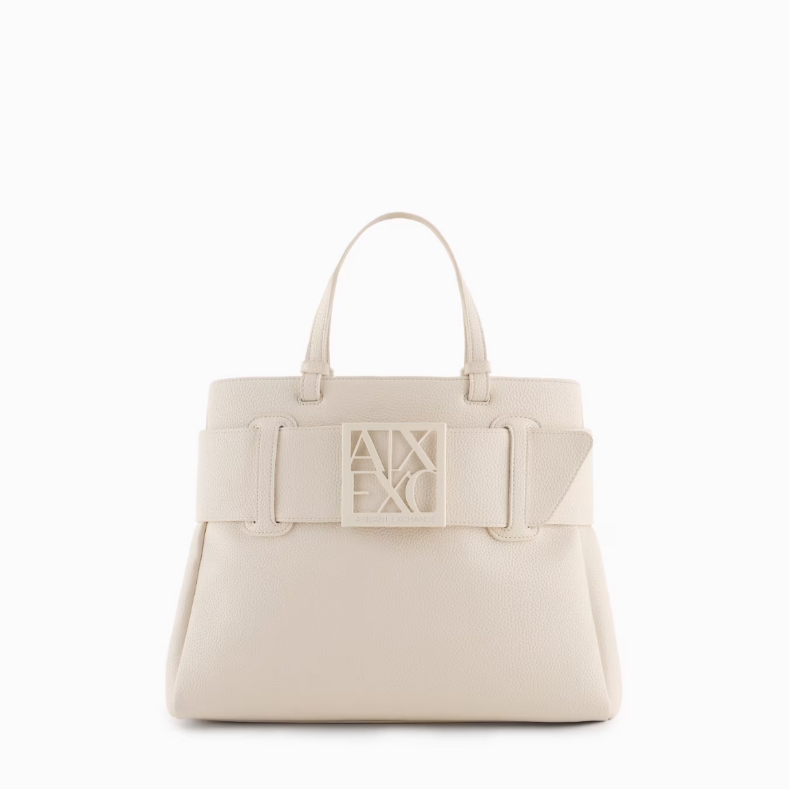 Bolso de mano de la marca Armani Exchange, modelo SOPHI. Elaborado en piel sintética color blanco, elegante y práctico, ideal para cualquier ocasión. El detalle del logotipo tonal en la parte delantera añade un toque sutil de sofisticación. El cierre magnético garantiza seguridad y facilidad de uso, mientras que las dos asas ofrecen un agarre cómodo para un transporte versátil. En el interior, un bolsillo adicional te permite organizar mejor tus artículos personales. Perfecto para el uso diario, este bolso combina estilo, funcionalidad y atención al detalle. Medidas: alto 24cm y ancho 30cm.
